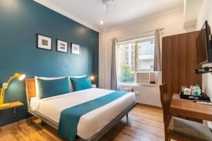 um quarto com uma cama, uma escrivaninha e uma janela em Hotel King Near Delhi Airport em Nova Deli