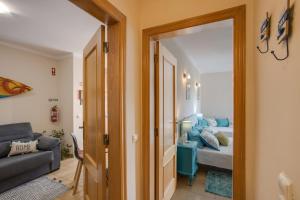 ein Wohnzimmer mit einer Couch und einem Bett in der Unterkunft Refúgio Na Praia Da Luz in Luz