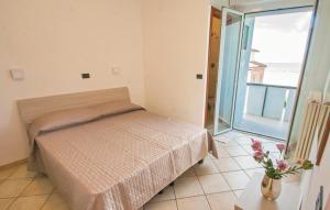 una piccola camera con letto e finestra di Residence Doral a Rimini