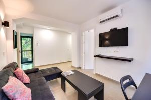 ein Wohnzimmer mit Sofa und Fernseher in der Unterkunft Parkview Apartments 2 in Marbella + 3 Fotos