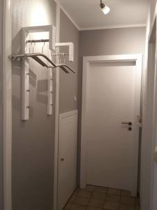 ein Flur mit einer weißen Tür und einer weißen Tür in der Unterkunft Fewo Meer und Moor in Bad Zwischenahn