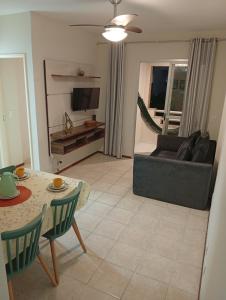 una sala de estar con un sofá y una mesa en Poucos passos do mar na Praia da Costa, en Vila Velha