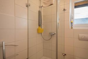 ノイキルヒにあるFerienhof Sauter Meersburgの浴室のホース付きシャワー +13枚の写真