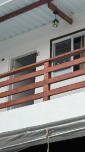 une balustrade en bois à l'avant d'une maison dans l'établissement Pousada Uchimura, à Itapecerica da Serra