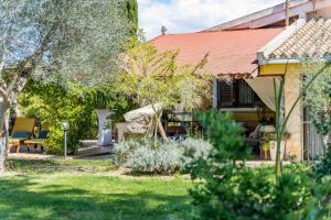 Taman di luar Villa Romina