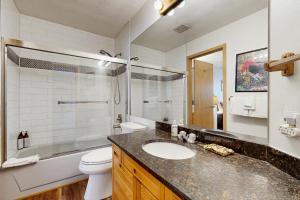 une salle de bain avec un lavabo et des toilettes dans l'établissement East Bay 6, à Dillon 27 autres photos