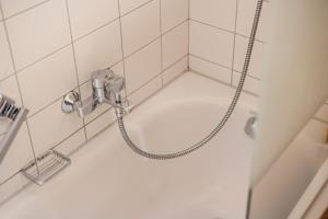 オーバーアウドルフにあるFewo Brünnstein - Nr 11 Pool, Saunaのシャワー(ホース付) +11枚の写真