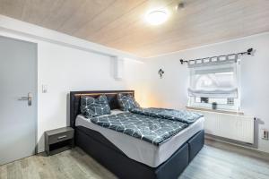 Bad EndbachFerienwohnung Klein Frankreich的一间卧室，里面有一张床和一扇窗户。