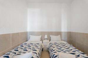 バジェエルモソにあるApartamentos Playa Azul - 2の部屋に並んで置かれた2つのベッド