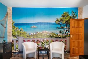 a room with a painting of the ocean at Charmante 32 m² Ferienwohnung in Barth