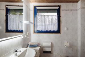 a bathroom with a sink and a mirror at Ferienhaus 'am Seeufer' in Sietow +14 photos