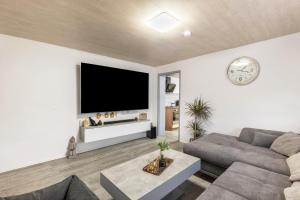 Bad EndbachFerienwohnung Klein Frankreich的客厅里有一张沙发和一台电视