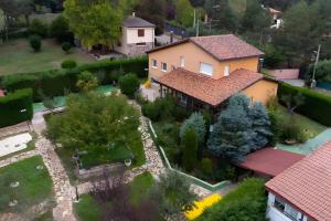 an overhead view of a house with a garden at Casa El Cerezo Rojo in El Rasillo