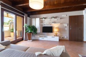 TV a/nebo společenská místnost v ubytování Attico D'amare