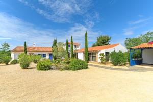 a house with trees in front of a yard at Casa Alecrim - Selão da Eira in Pedreneiras