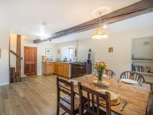 Bowland Bridgeにある3 Bed in Cartmel Fell SZ101のテーブルと椅子のあるキッチンとダイニングルーム