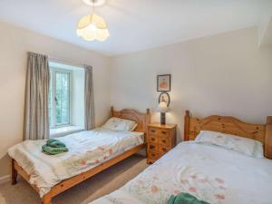 Bowland Bridgeにある3 Bed in Cartmel Fell SZ101のベッド2台と窓のある寝室