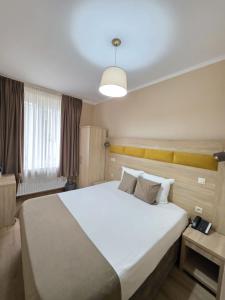 Postel nebo postele na pokoji v ubytování Hotel de France