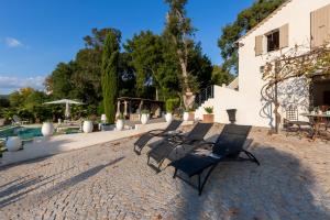 eine Gruppe von Stühlen neben einem Gebäude in der Unterkunft Bastide Blanche in Les Arcs sur Argens