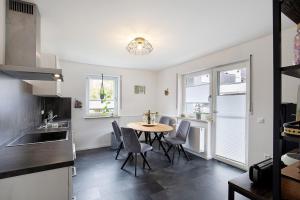 Kuchyň nebo kuchyňský kout v ubytování Melanies Apartment