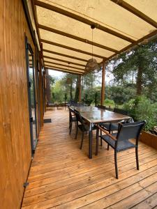 カップブルトンにあるMobil home La Civelleの木製デッキ(テーブル、椅子付)