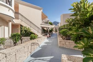 una calle frente a un edificio en Yucca Park 1 Bed Apartment, en Adeje