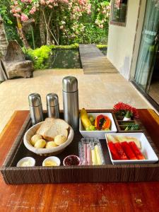 a tray filled with different types of food on a table at Rancho Flamboyant Lazer in Lajeado +90 photos