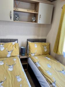 zwei Betten nebeneinander in einem Zimmer in der Unterkunft Sutherland C14 in Lossiemouth + 6 Fotos