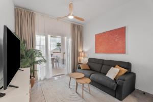 una sala de estar con un sofá y una mesa en Yucca Park 1 Bed Apartment, en Adeje