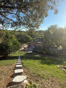una fila di pietre miliari in un campo erboso di Finca El Encanto a Agua de Dios