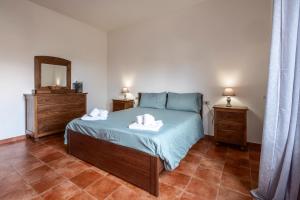 a bedroom with a bed with two towels on it at Casa Doriana in Poggio Murella