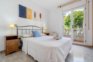 カンブリルスにあるVilla Jordi y Nuriのベッド2台と窓のある寝室