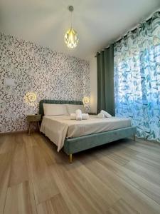 ein Schlafzimmer mit einem Bett und einem großen Fenster in der Unterkunft Colorful Home in Mailand