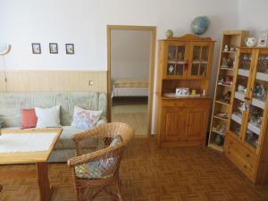 a living room with a couch and a table and chairs at Ferienwohnung Zahn in Oelsnitz