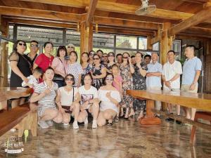 Un grand groupe de personnes se posant pour une image dans l'établissement Mai Hill Homestay, à Ải Hạ