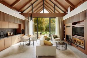 una sala de estar con un sofá y una mesa en Terra Homes, en Kolašin