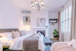 Ένα ή περισσότερα κρεβάτια σε δωμάτιο στο Stylish 5BR House, Chester Centre - Sleeps 12