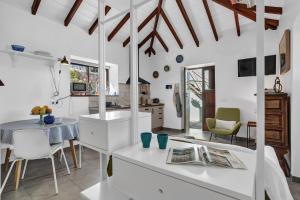 ラ・オロタバにあるCasa de Tejaのテーブルと椅子のあるキッチンとリビングルーム