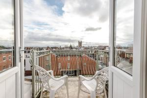 Μπαλκόνι ή βεράντα στο Stylish 5BR House, Chester Centre - Sleeps 12