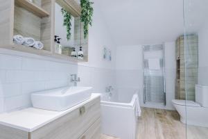 Ένα μπάνιο στο Stylish 5BR House, Chester Centre - Sleeps 12 +76 φωτογραφίες