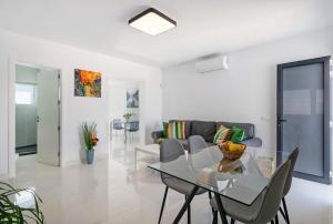 una sala de estar con una mesa y un sofá en Tritón 6, en La Santa