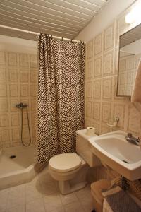 Kylpyhuone majoituspaikassa Christinantzela Apartments