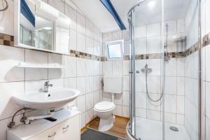 Un baño con inodoro, lavabo y ducha. en Bungalow Uschi - Bgl 29, en Dranske 17 fotos más