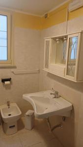 Un baño blanco con lavabo e inodoro. en Alabostreet51, en Augusta