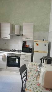 Una cocina con una estufa y una silla dentro. en Alabostreet51, en Augusta