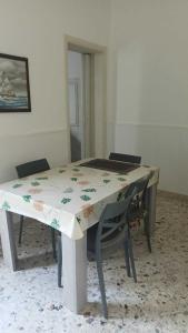 una mesa con un mantel con flores. en Alabostreet51, en Augusta 10 fotos más