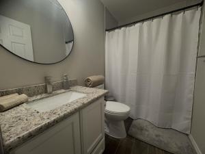 ein Badezimmer mit Waschbecken, Toilette und Spiegel in der Unterkunft Lucky Ace Suite - Next to Kickapoo Casino in Eagle Pass + 22 Fotos