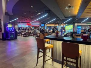 ein Restaurant mit einer Bar mit Stühlen und Tischen in der Unterkunft Lucky Ace Suite - Next to Kickapoo Casino in Eagle Pass