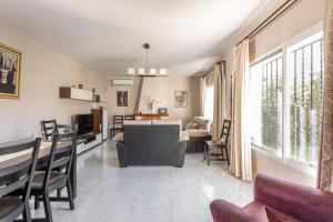 ein Wohnzimmer mit Sofa und Tisch in der Unterkunft Villa Eden Nerja in Nerja