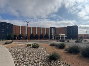 ein großes Backsteingebäude mit einem Gebäude in der Unterkunft Lucky Ace Suite - Next to Kickapoo Casino in Eagle Pass